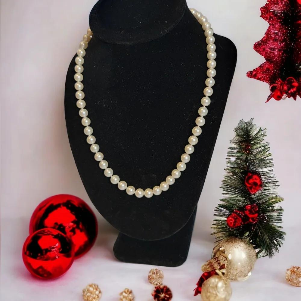 8.5mm Imperial Cultured Pearl's with 14k solid clasp, hand knotted 18" Princess - Picture 2 of 4